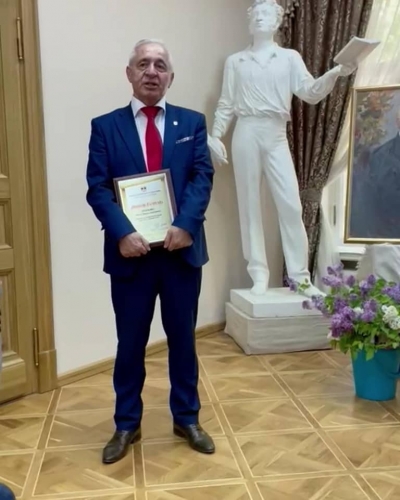 Oleg Etlukhov, Uluslararası Edebiyat Ödülü&#039;nü aldı