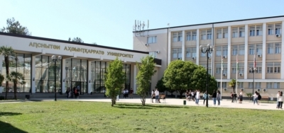 تعلن هيئة العائدين في جمهورية أبخازيا عن امكانية قبول الطلاب الذين يعيشون في الشتات للدراسة في الجامعة الحكومية الأبخازية